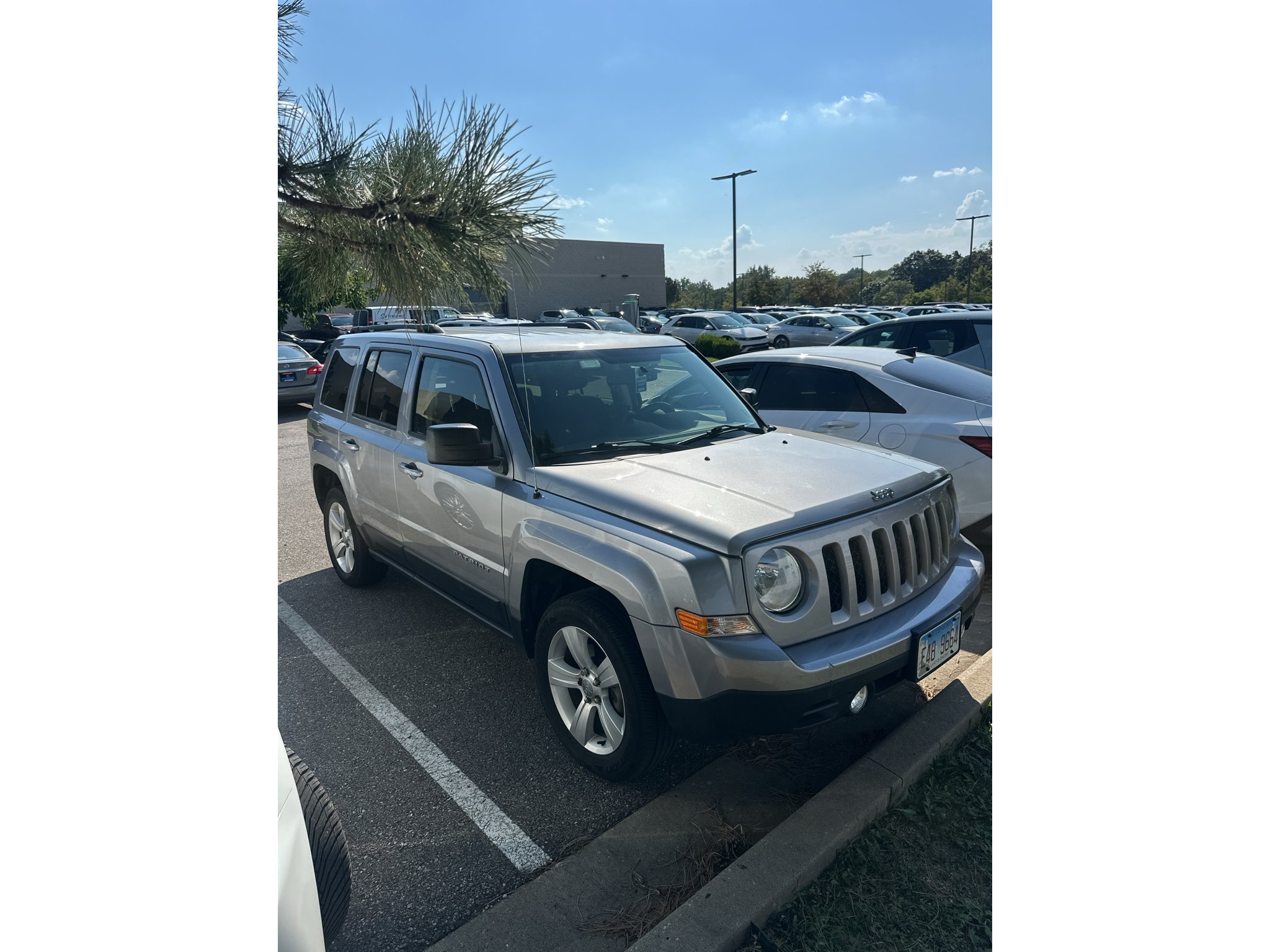 Used 2014 Billet Silver Metallic Clearcoat Jeep Latitude image 2