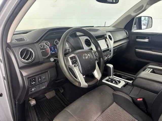 Used 2015 Silver Toyota SR5 image 12