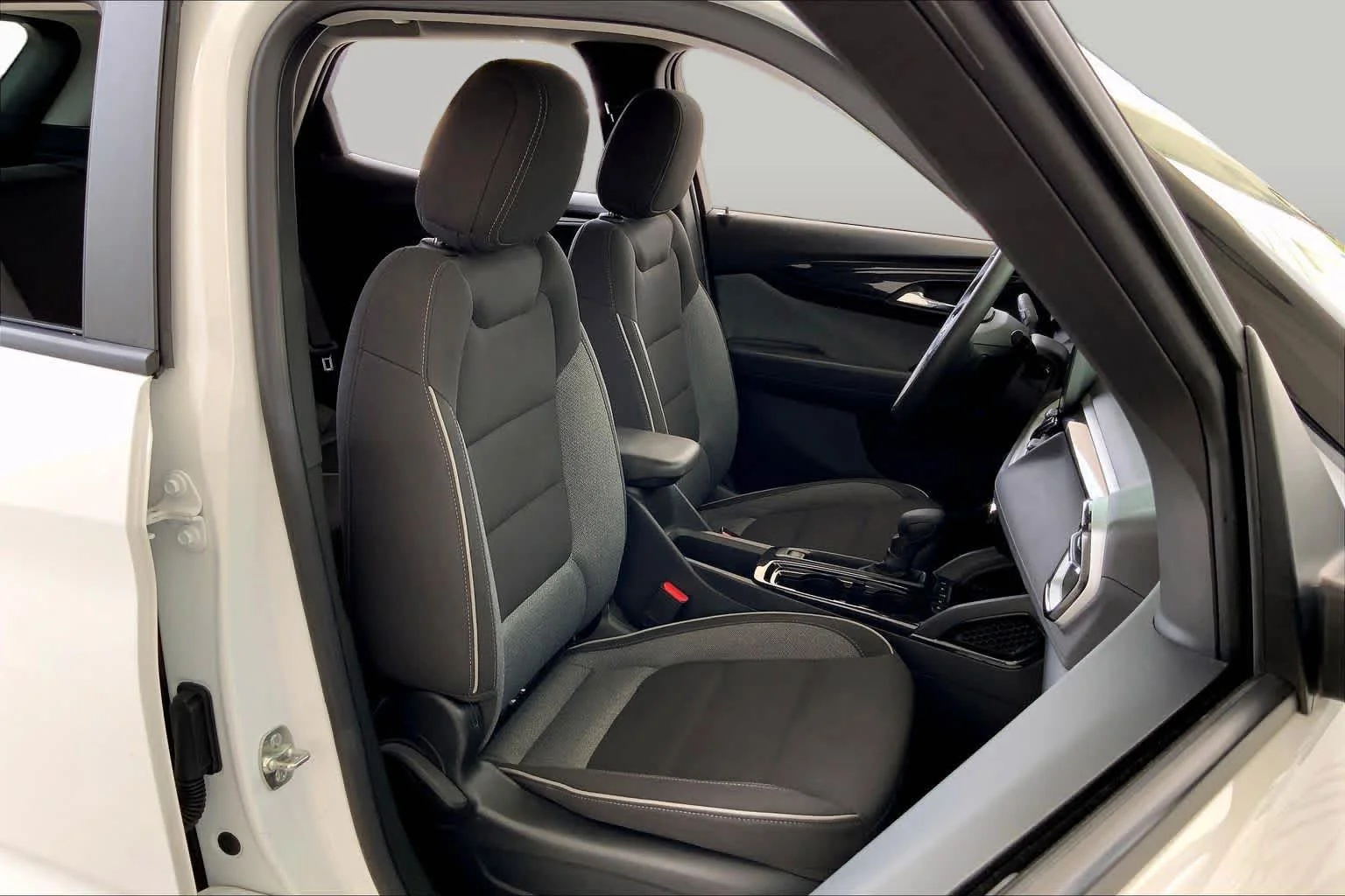 Used 2025 Summit White Chevrolet LT image 9
