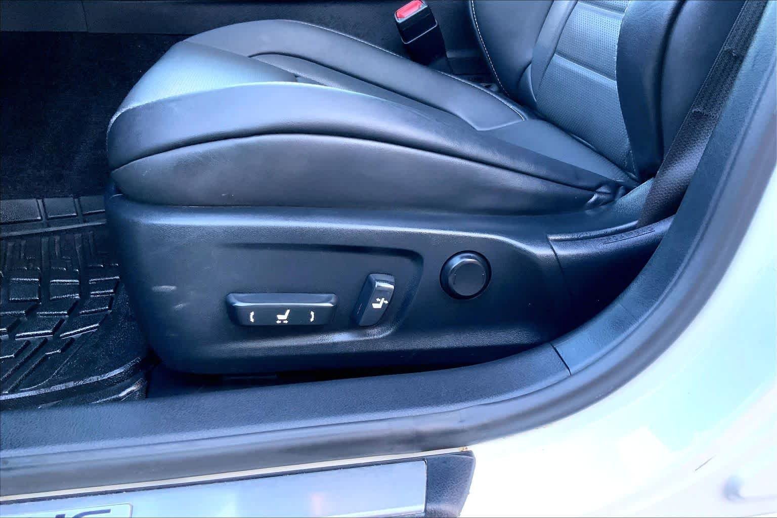 Used 2014 Ultra White Lexus  image 32
