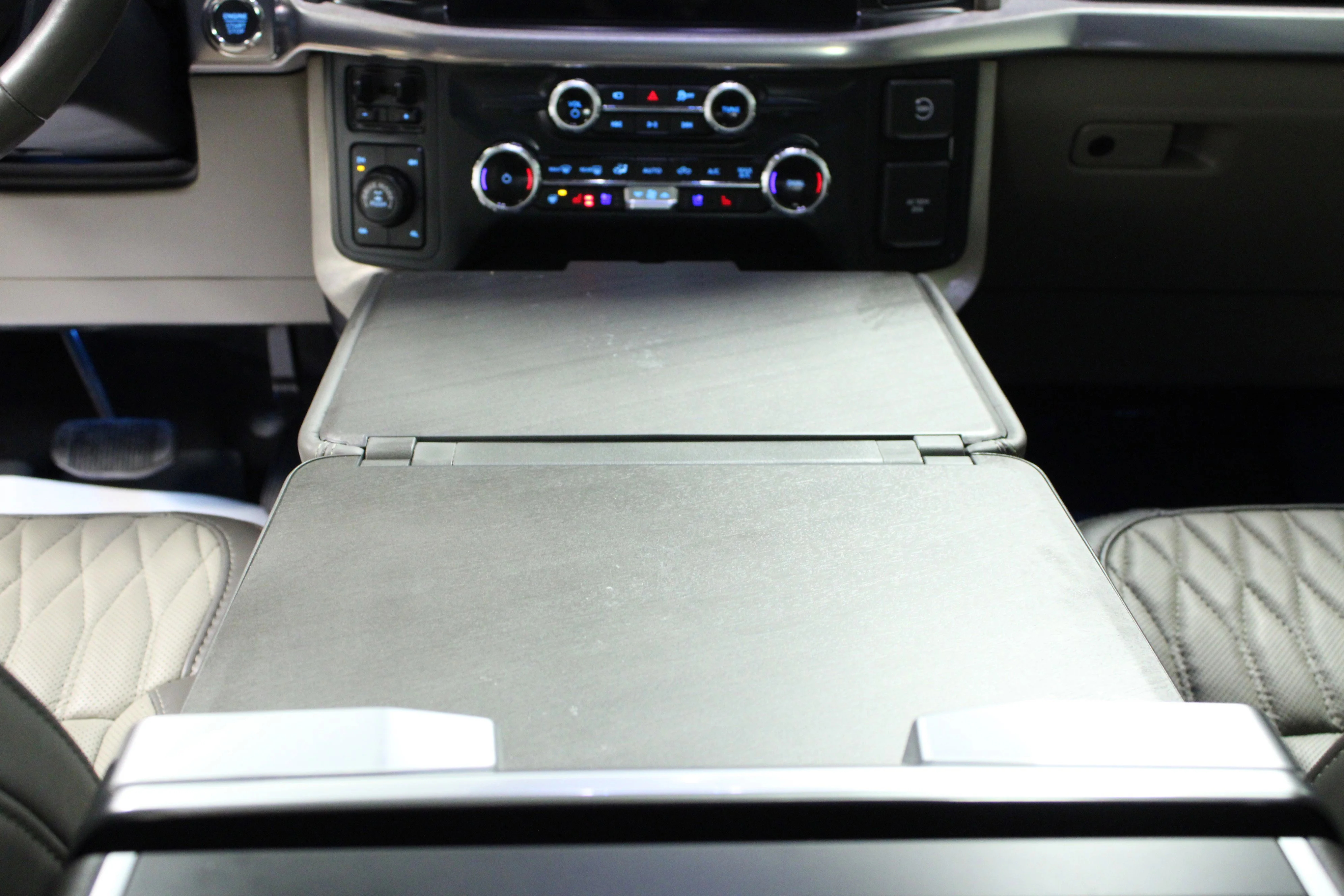 Used 2025 Star White Metallic Tri-Coat Ford Platinum image 21