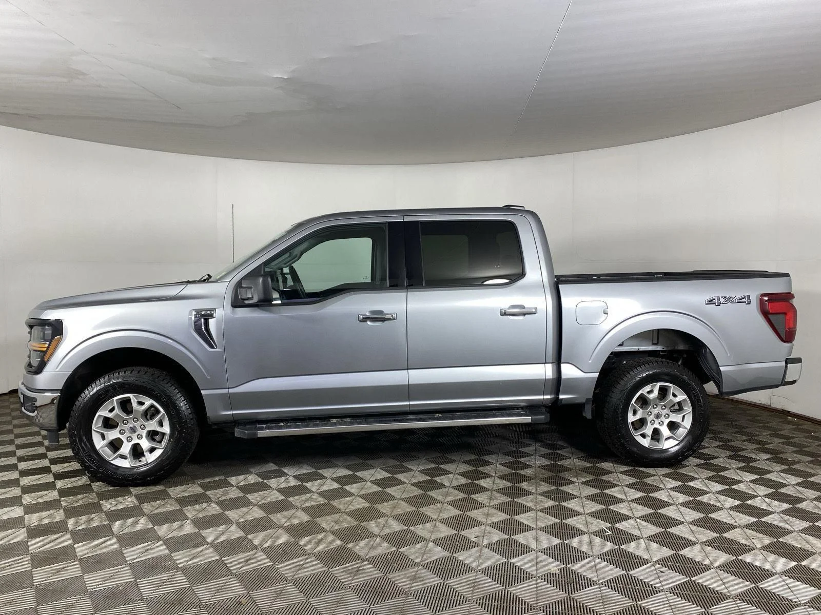 Used 2025 Iconic Silver Ford XLT image 4