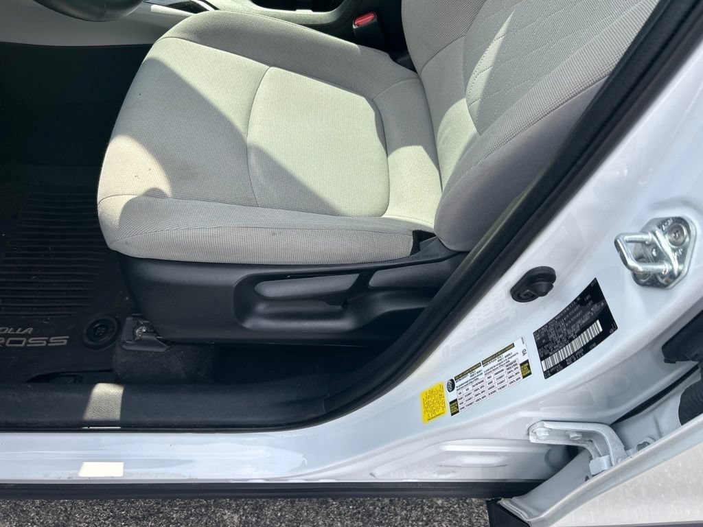 Used 2022 Pearl Toyota LE image 12