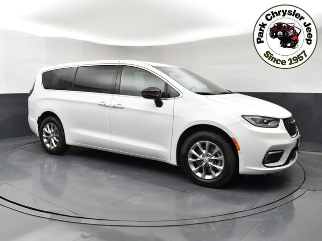 2026 Chrysler Pacifica Select AWD's photo
