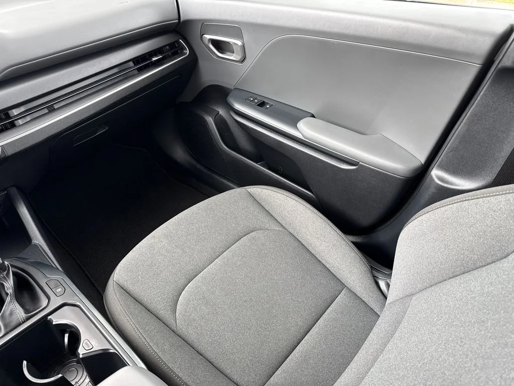 Used 2025 White Kia LXS image 15
