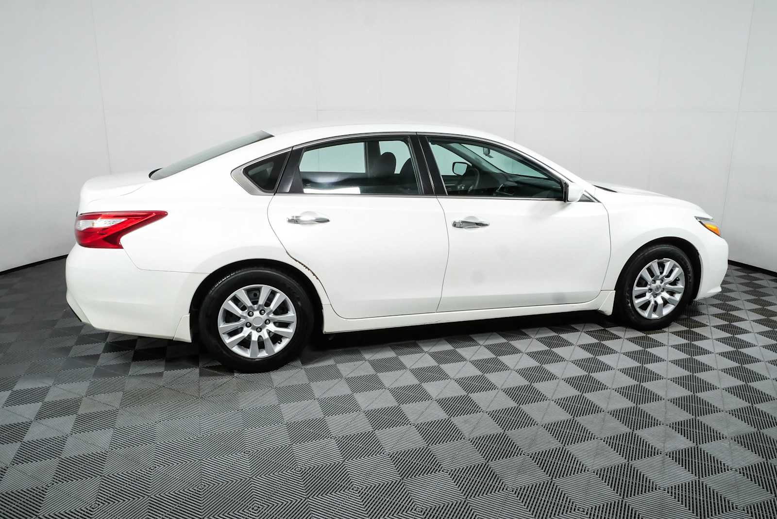 Used 2017 Nissan Altima S with VIN 1N4AL3AP8HC111453 for sale in Chamblee, GA