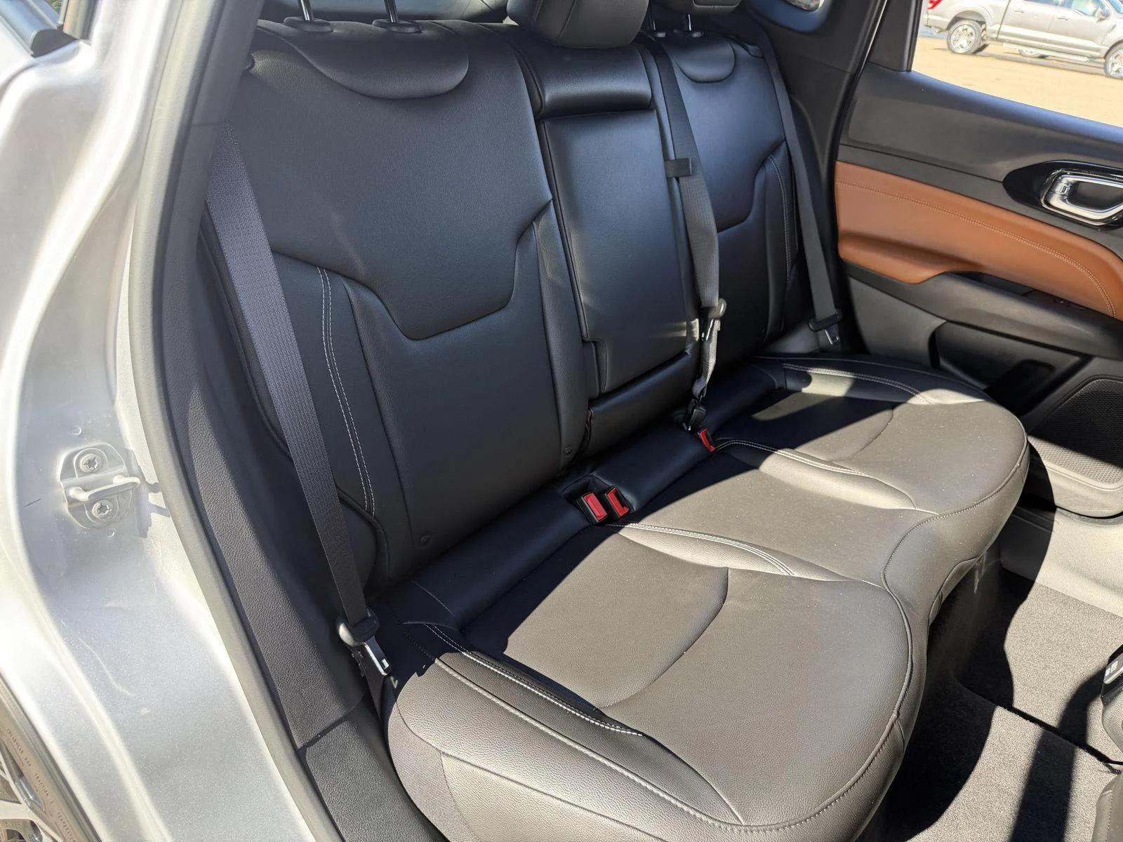 Used 2025 Silver Zynith Metallic Clearcoat Jeep Limited image 15