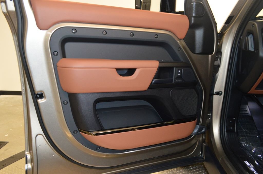 Used 2025 Gold Land Rover V8 image 17