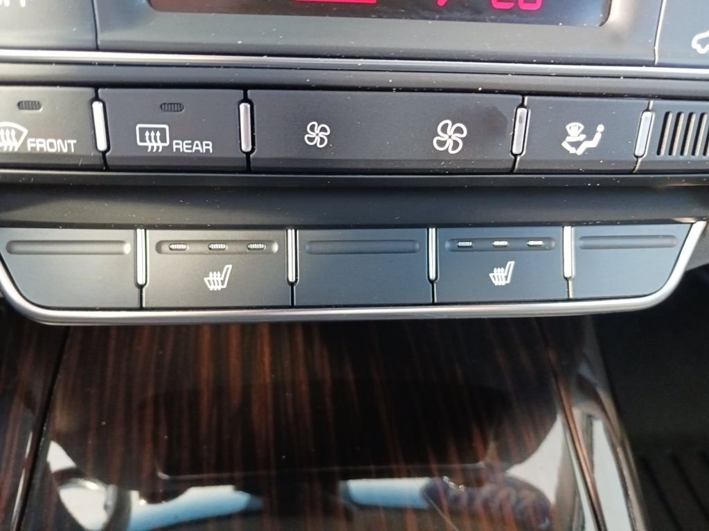 Used 2019 White Kia EX image 24
