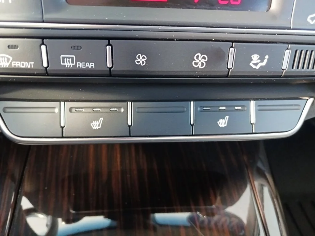 Used 2019 White Kia EX image 24