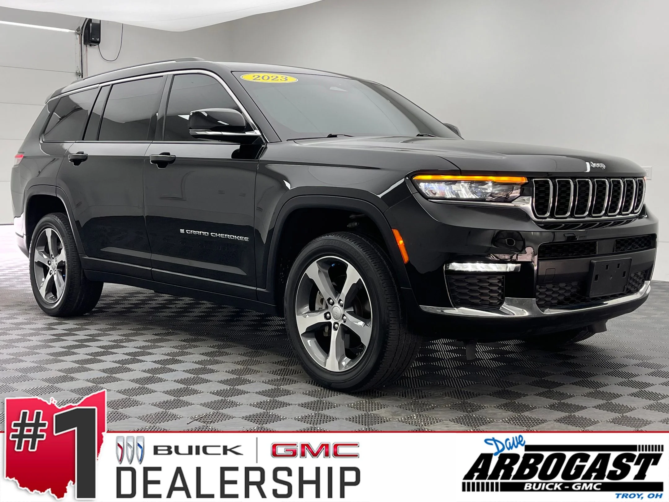 Used 2023 Diamond Black Crystal Pearlcoat Jeep Limited image 1