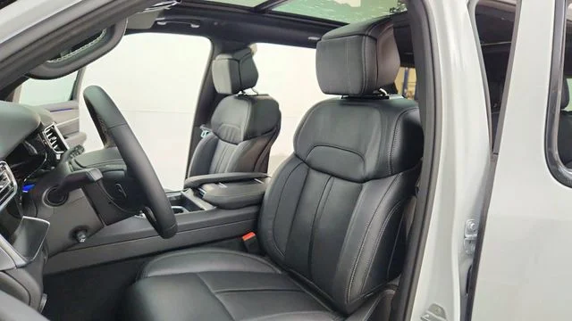 New 2026 Bright White Clear-Coat Exterior Paint Jeep Summit Obsidian image 19