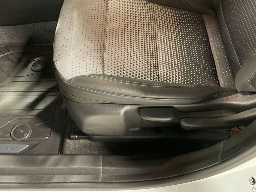 Used 2025 White Chevrolet LT image 21