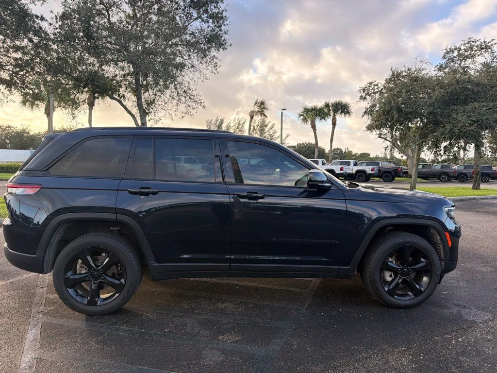 Used 2024 Midnight Sky Jeep Limited image 8