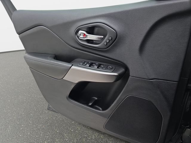 Used 2019 Diamond Black Crystal Pearlcoat Jeep Limited image 25