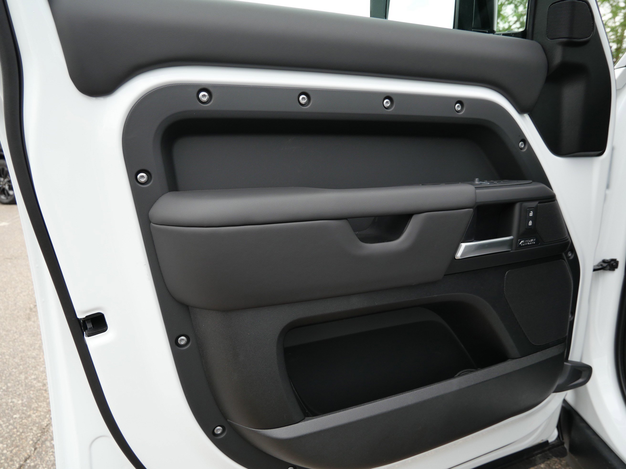 New 2026 Fuji White Land Rover X-Dynamic SE image 4