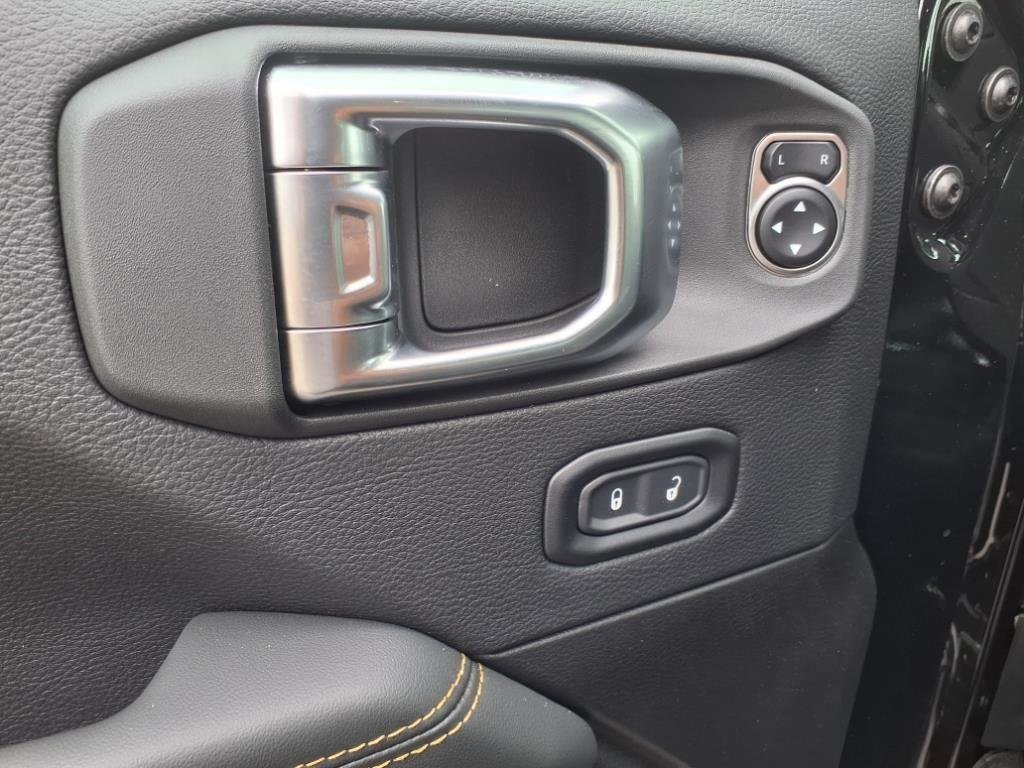 Used 2025 Black Clearcoat Jeep Sahara image 5