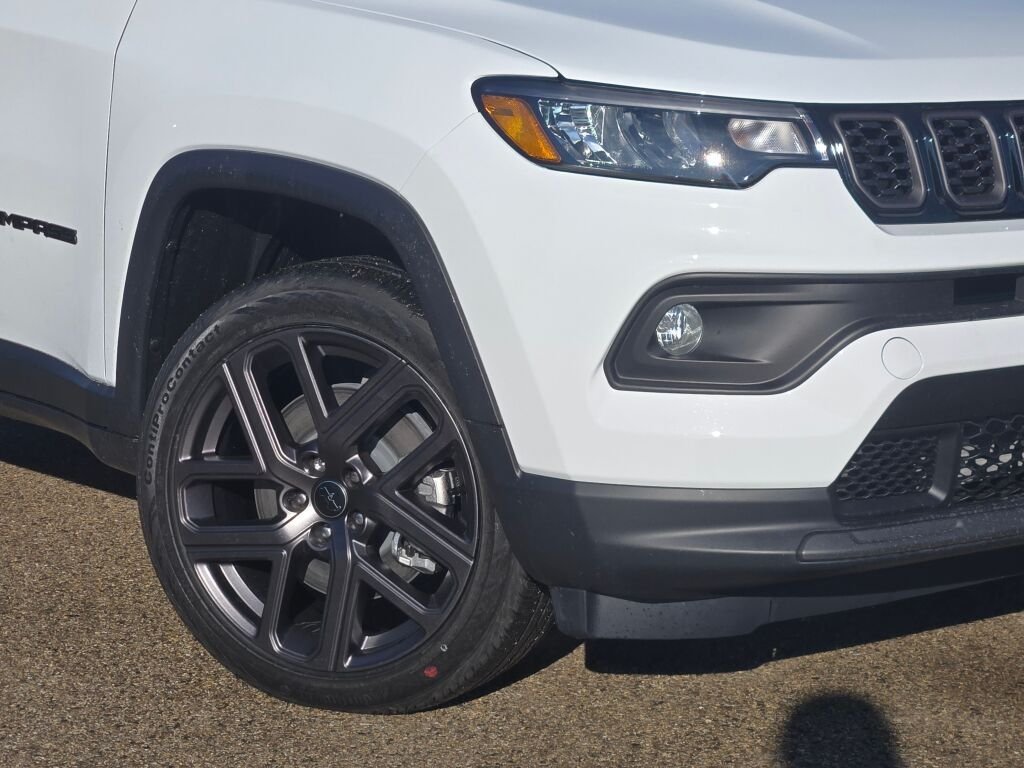 New 2026 Bright White Clear-Coat Exterior Paint Jeep Latitude image 4