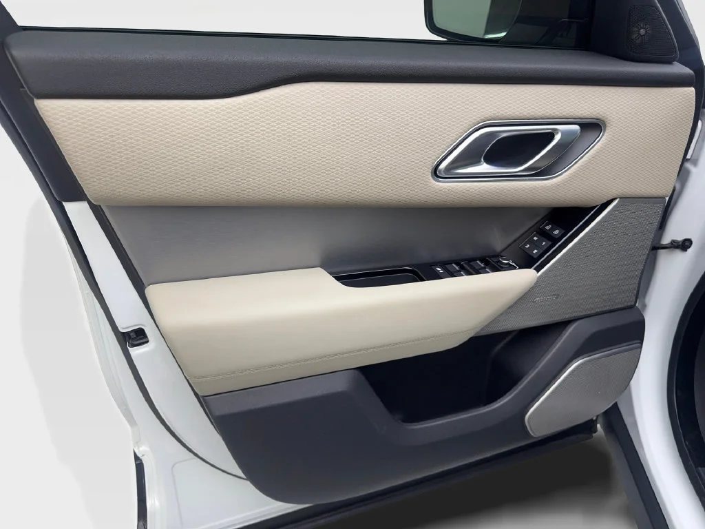 Used 2023 White Land Rover R-Dynamic S image 35