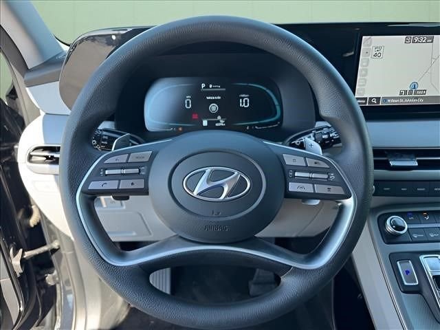 Used 2023 White Hyundai SE image 21