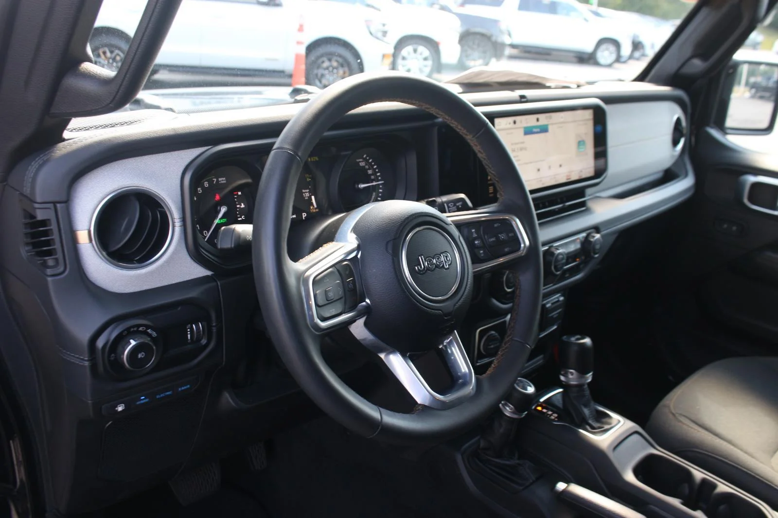 Used 2024  Jeep Sahara image 15