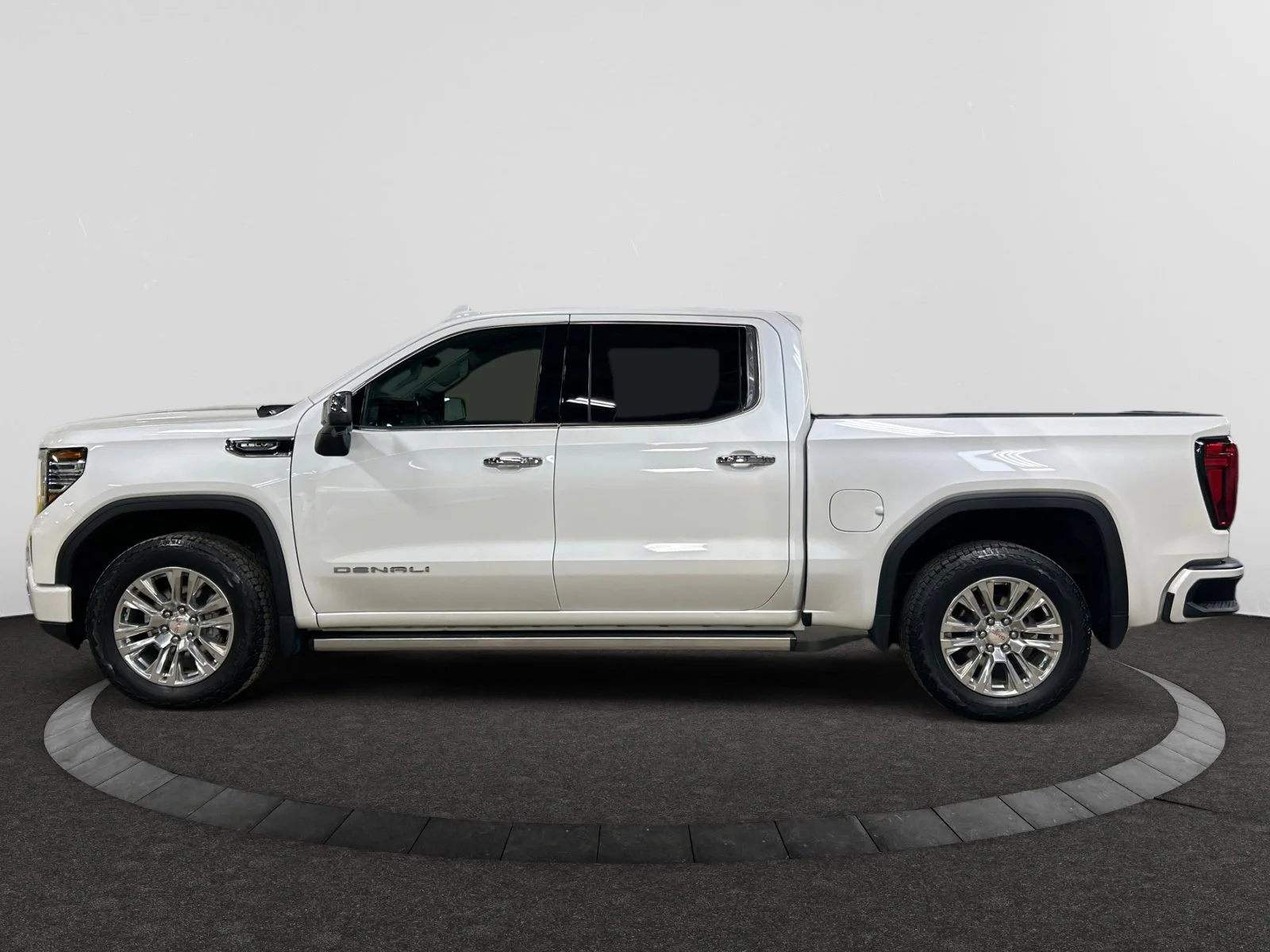 Used 2023 White GMC Denali Crew Cab image 2