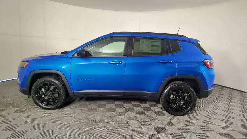 New 2026 Hydro Blue Pearlcoat Jeep Latitude Altitude image 8