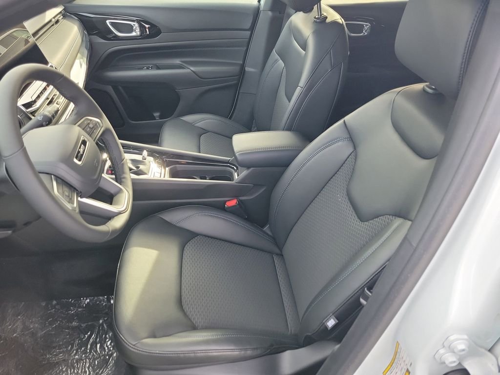 New 2026 Bright White Clearcoat Jeep Latitude image 16