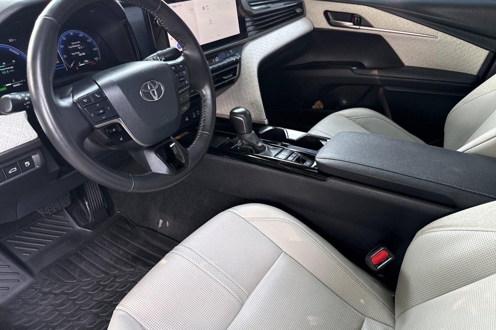Used 2025 Beige Toyota XLE image 9