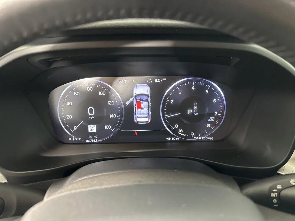 Used 2020 Black Stone Volvo Momentum image 23