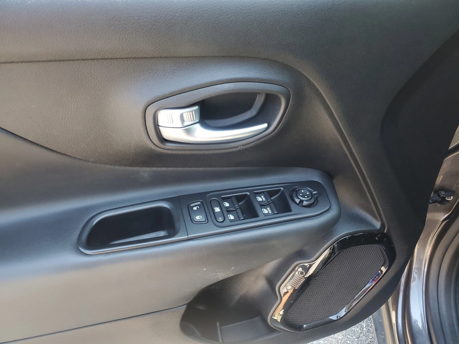Used 2018 Granite Crystal Metallic Clearcoat Jeep Altitude image 10