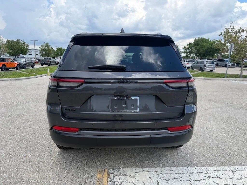 New 2026 Baltic Gray Metallic Clear-Coat Exterior Paint Jeep Laredo Altitude image 8