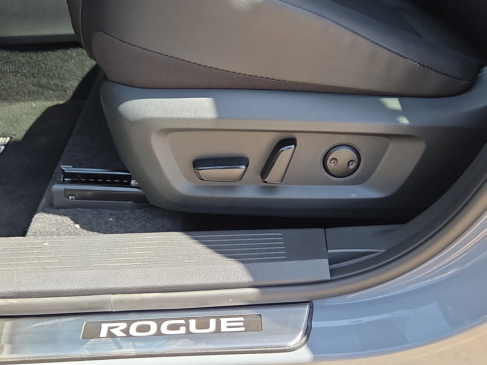 New 2026 Boulder Gray Nissan Dark Armor Front-Wheel Drive 2026.5 image 13