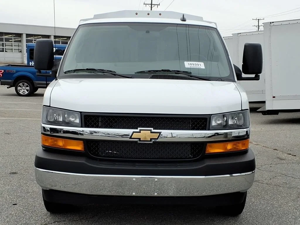 New 2025 Summit White Chevrolet 1WT image 2