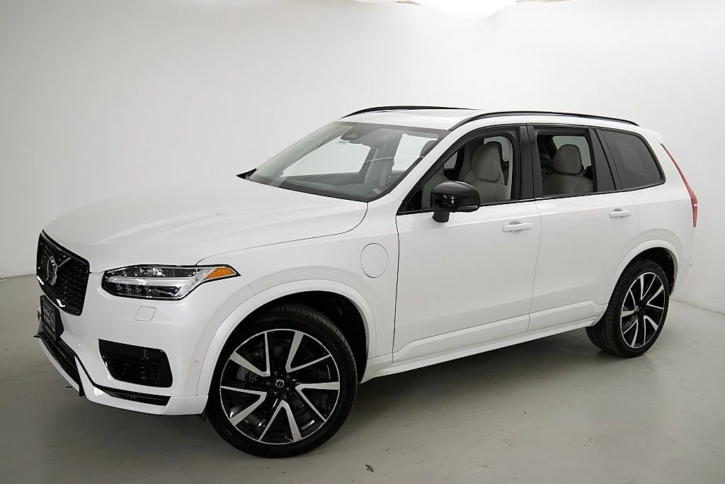 New 2023 Crystal White Volvo Plus image 3