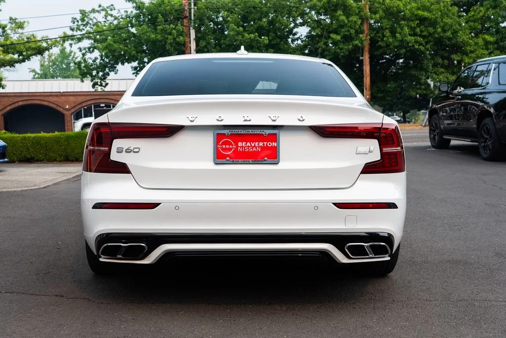 Used 2022 White Volvo T8 R-Design image 5