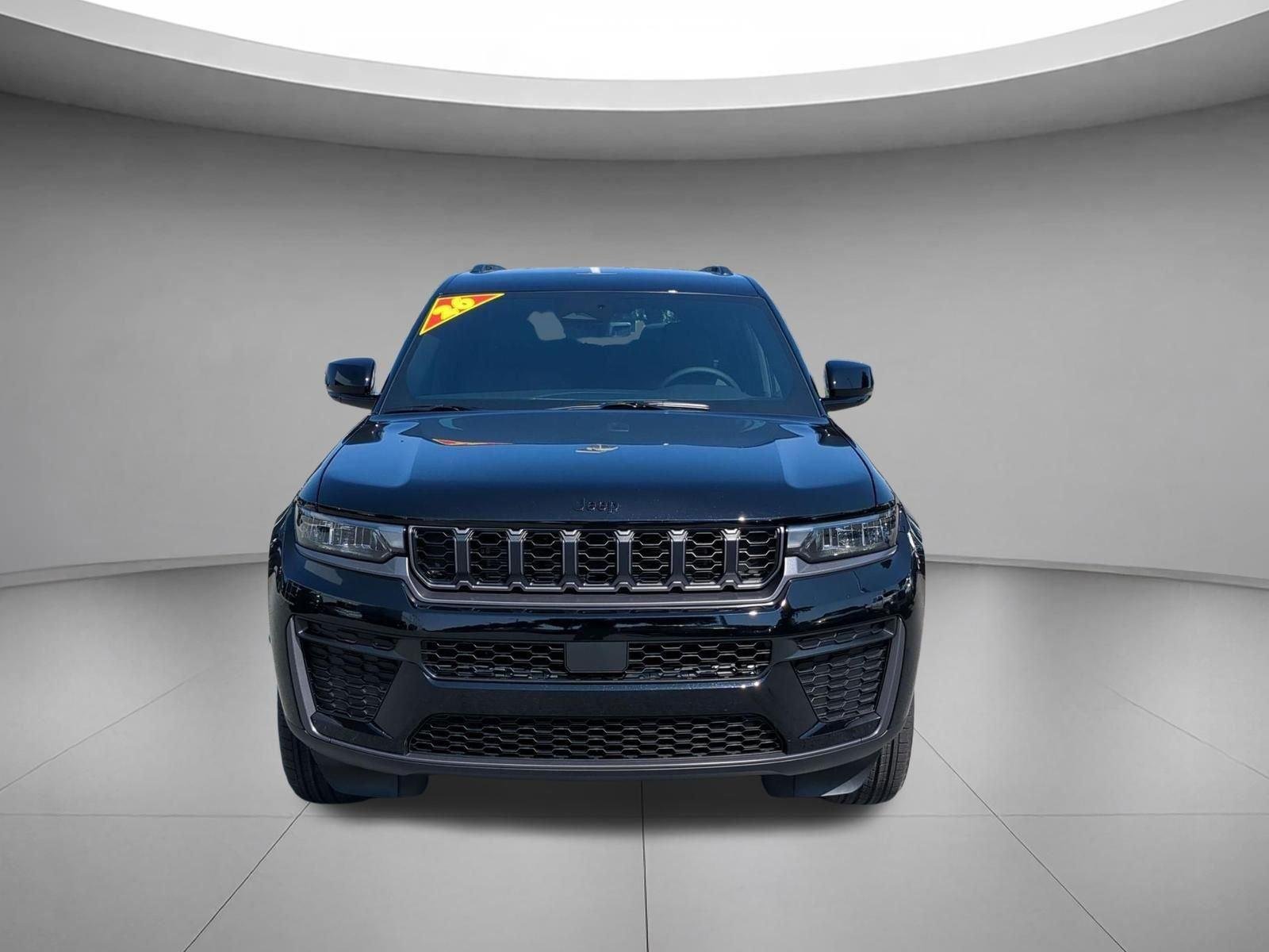 New 2026 Diamond Black Crystal Pearl-Coat Exterior Paint Jeep Laredo Altitude image 8