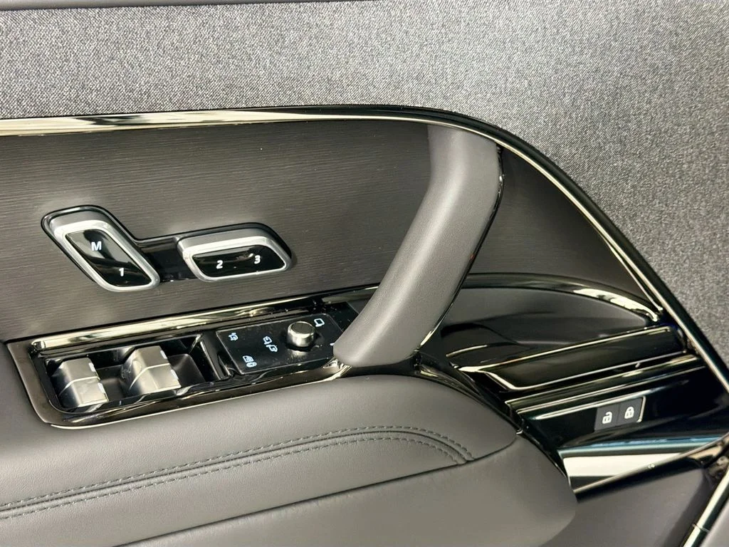 New 2026 Fuji White Land Rover Dynamic SE image 18