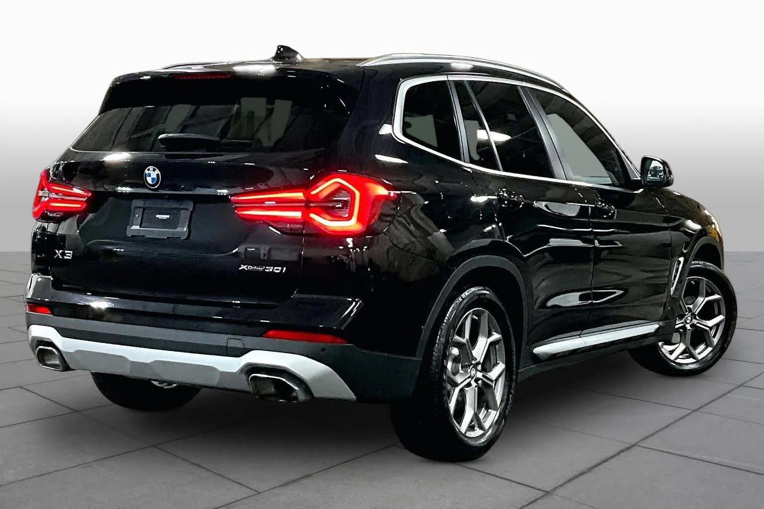 Used 2022 Black Sapphire Metallic BMW xDrive30i image 13