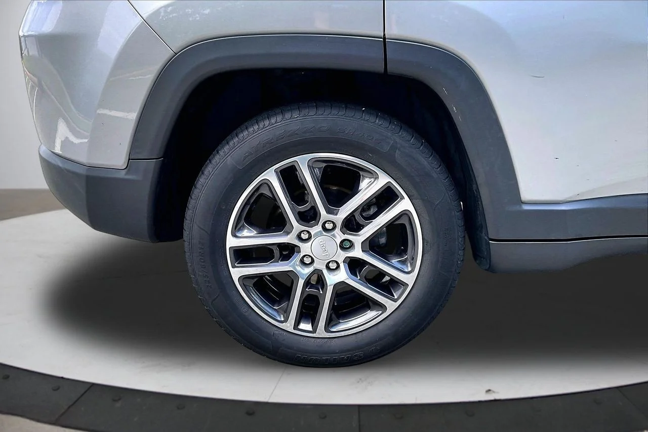 Used 2019 Silver Jeep Latitude image 35