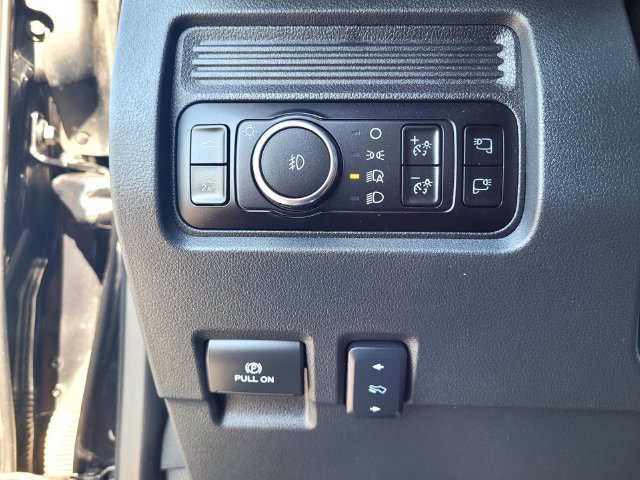 Used 2025  Ford Lariat image 16