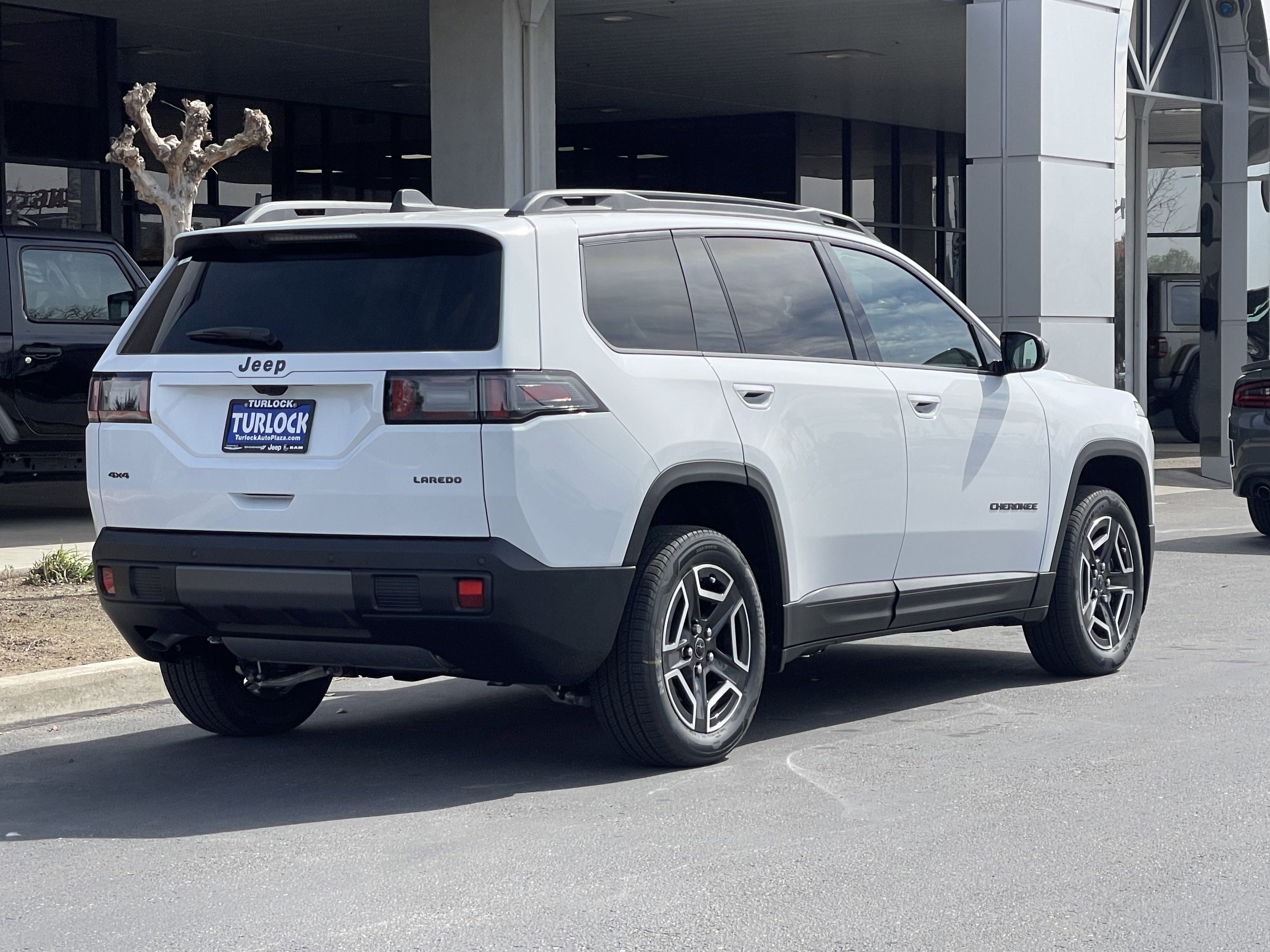 New 2026 Bright White Clear-Coat Exterior Paint Jeep Laredo image 9