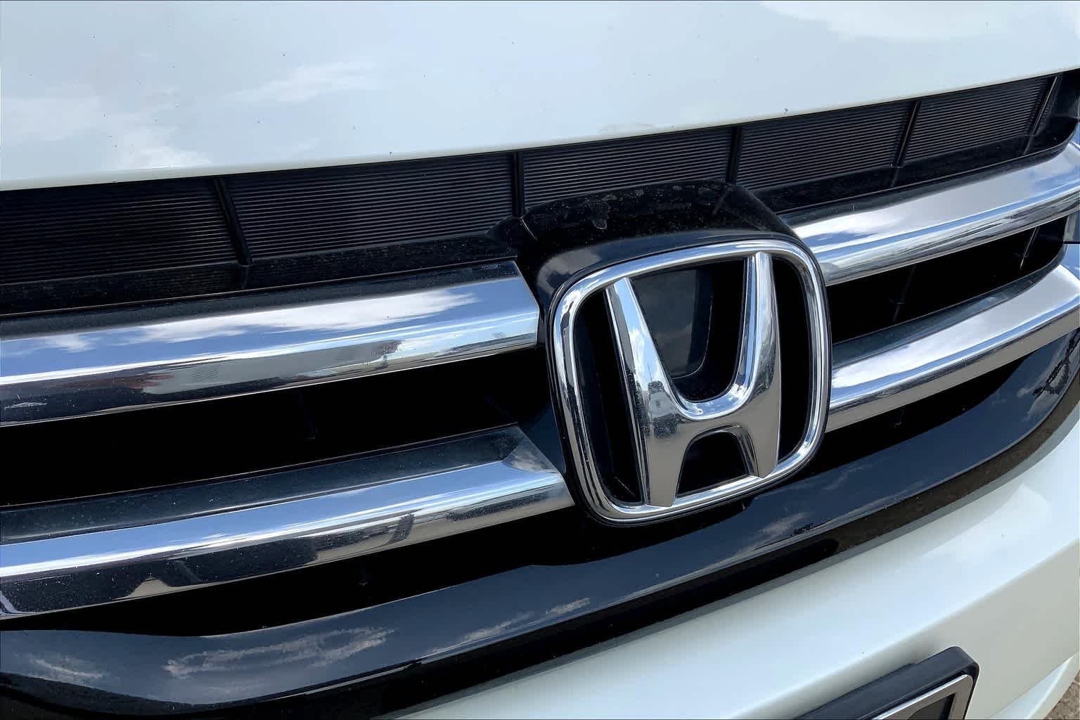 Used 2014 White Diamond Pearl Honda Touring image 30