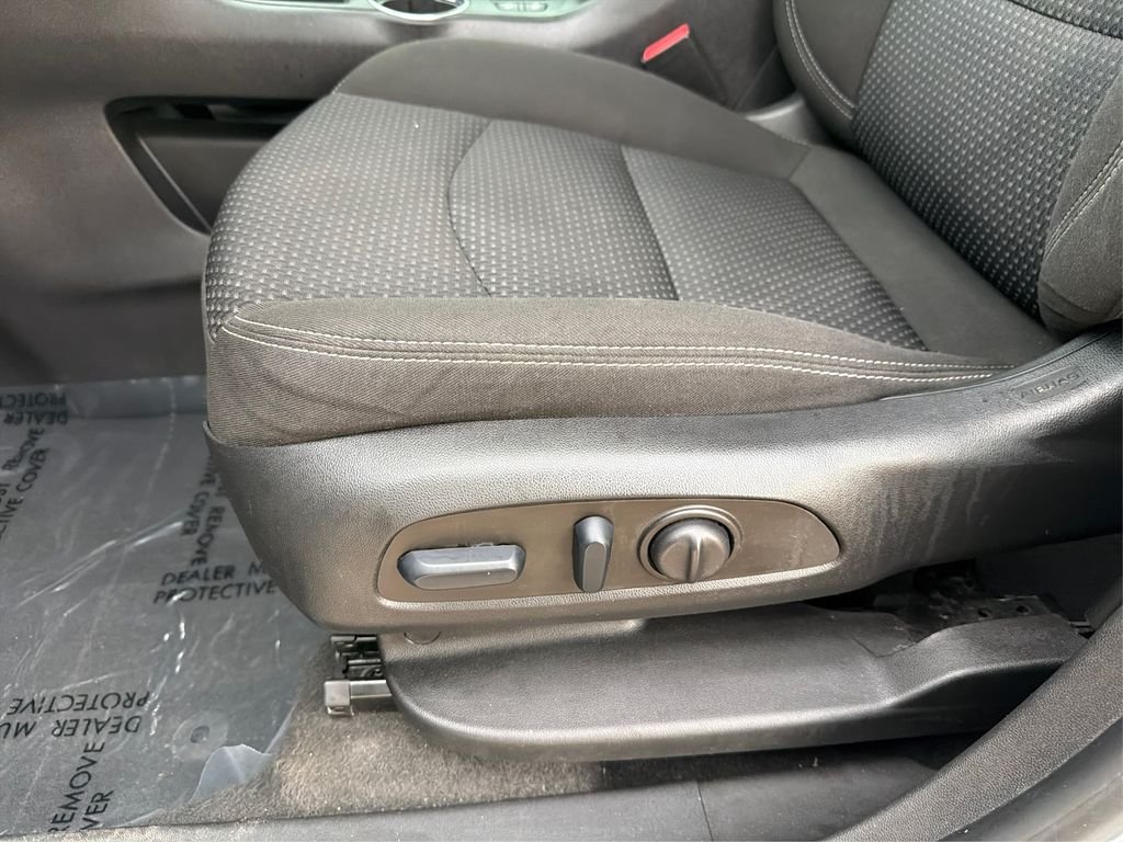 Used 2022 Summit White GMC SLE image 19