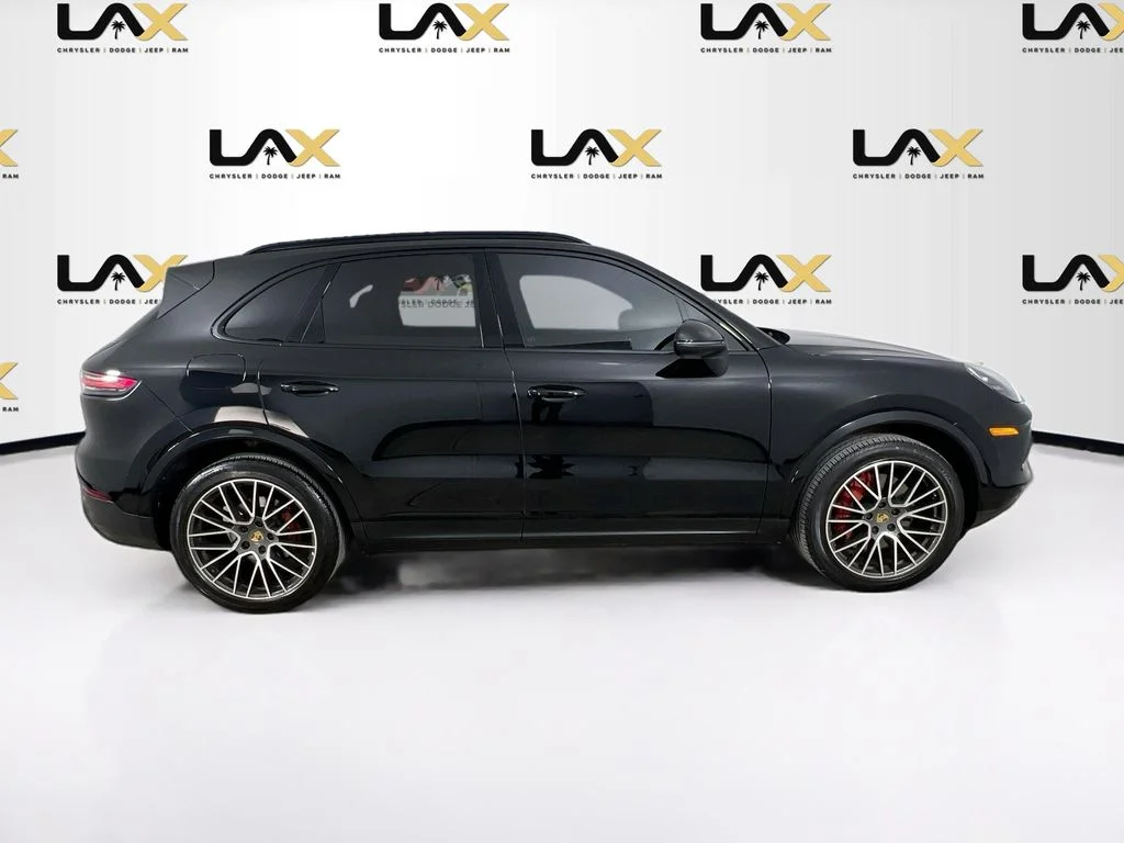 Used 2023  Porsche Base image 8