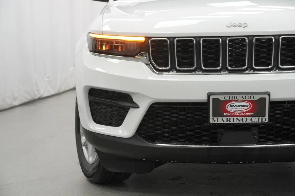 New 2026 Bright White Clear-Coat Exterior Paint Jeep Laredo X image 6