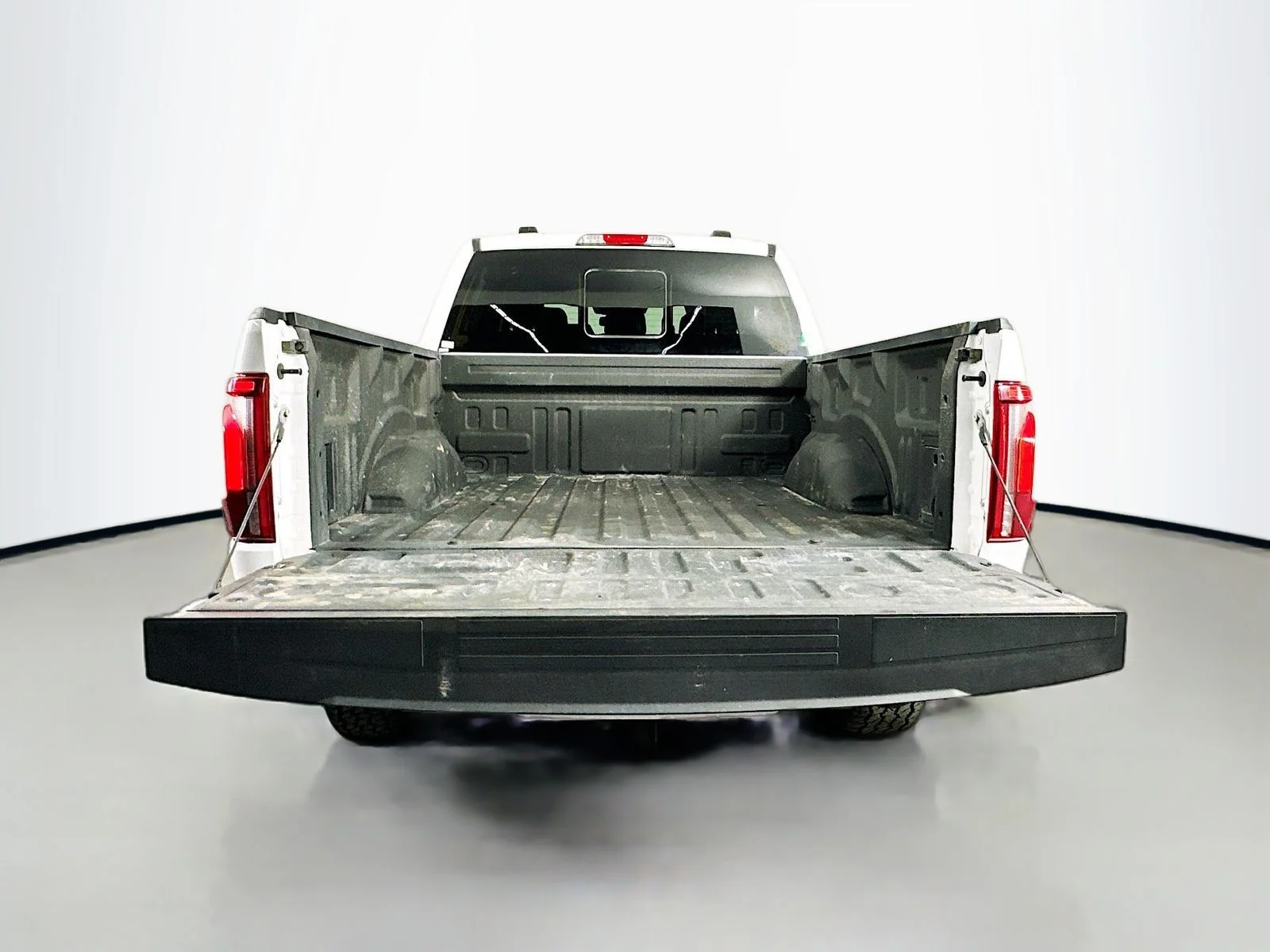 Used 2025 Oxford White Ford Lariat image 27