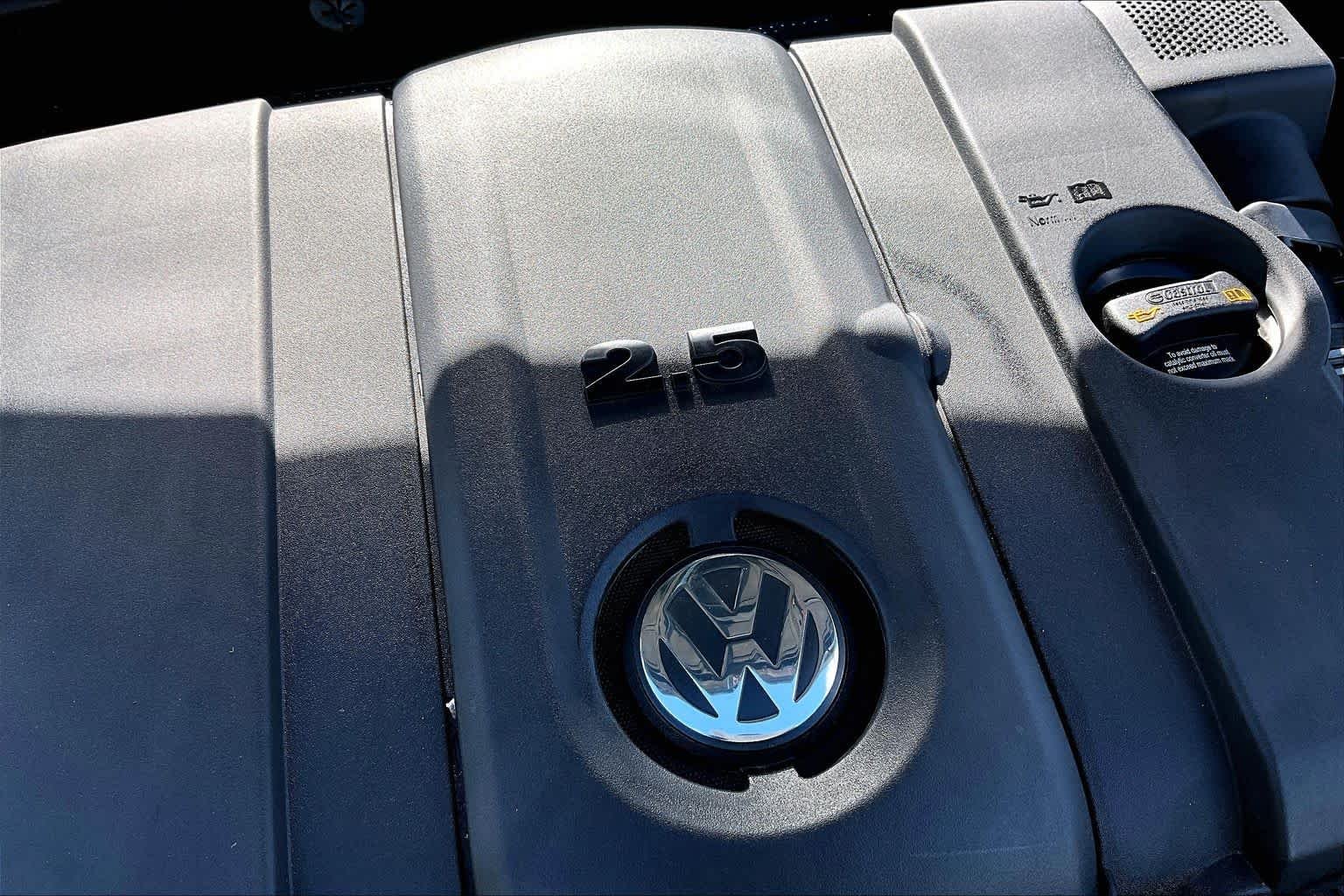 Used 2013 Black Volkswagen SE w/Convenience image 32