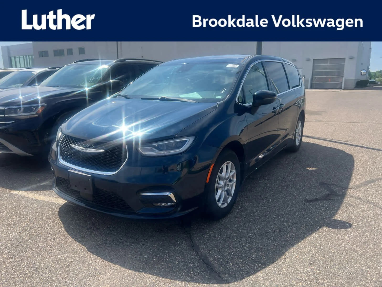 2023 Chrysler Pacifica Touring L's photo