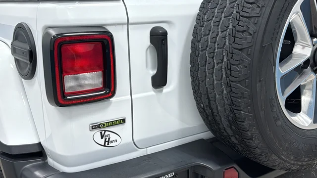 Used 2022 Bright White Clearcoat Jeep Unlimited Sahara image 34